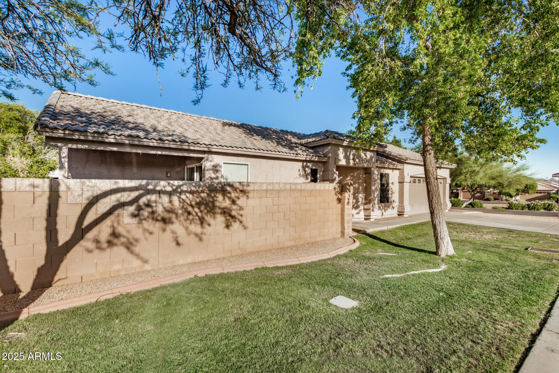 2221 E UNION HILLS Drive, 113