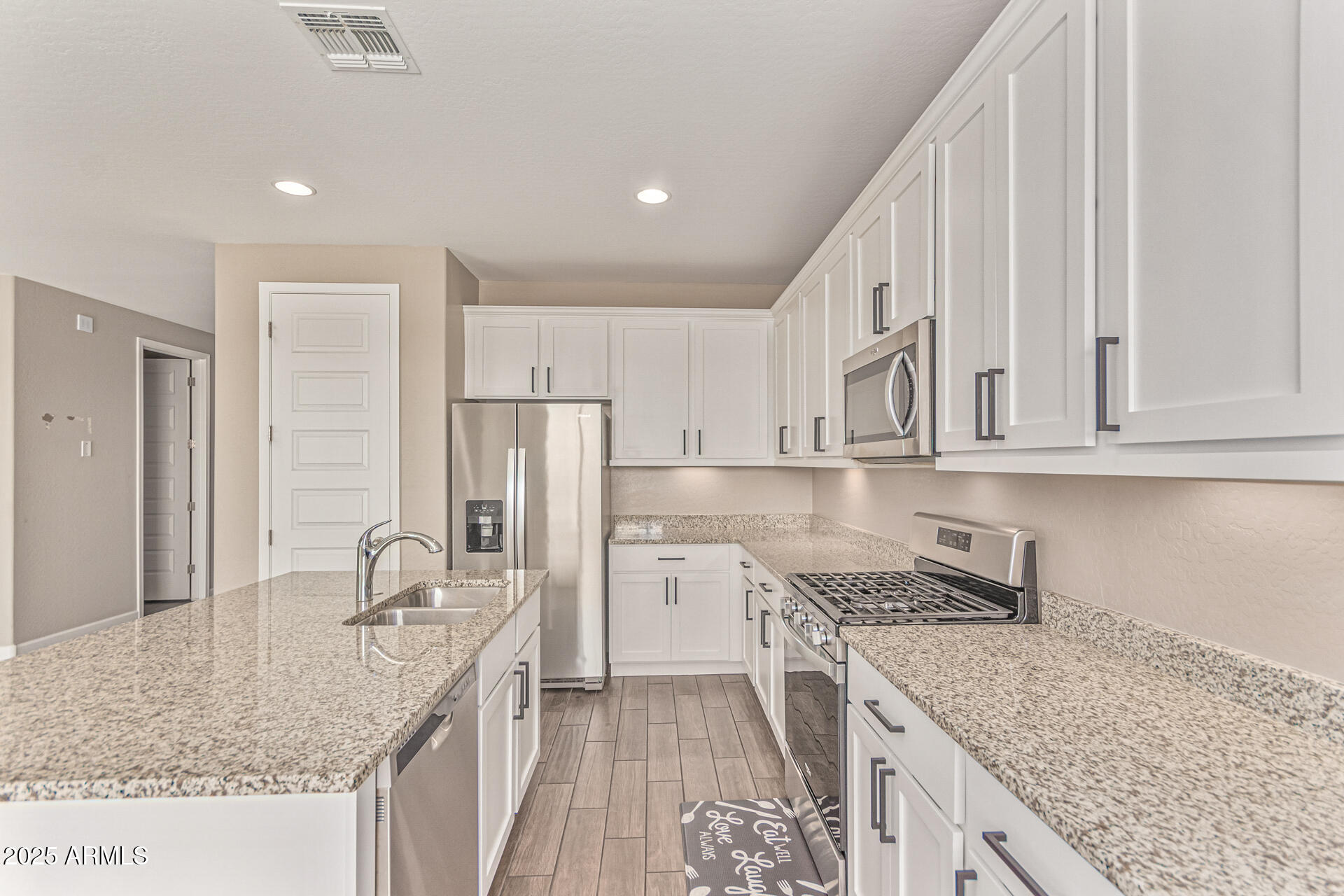 707 W HARTFORD Avenue