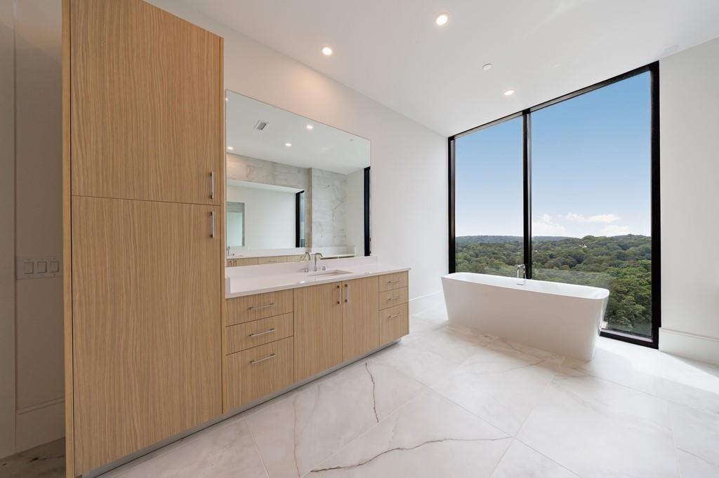 2425 Peachtree Road NE Unit 1806