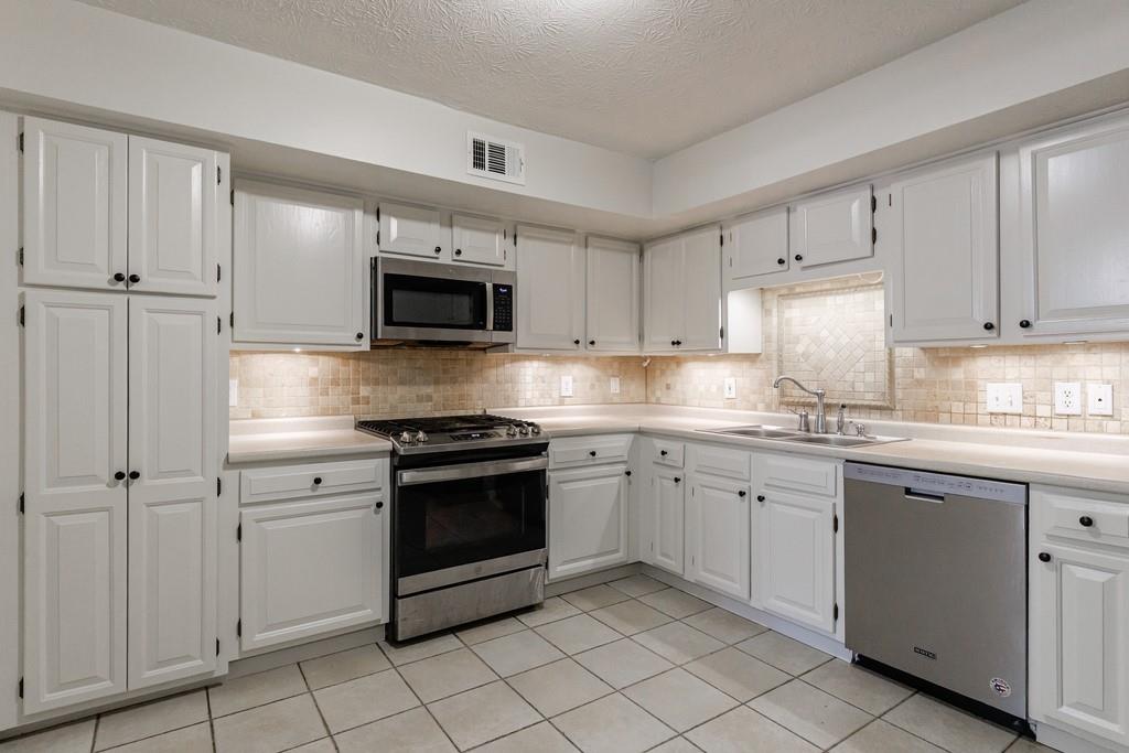 1414 Oakridge Circle