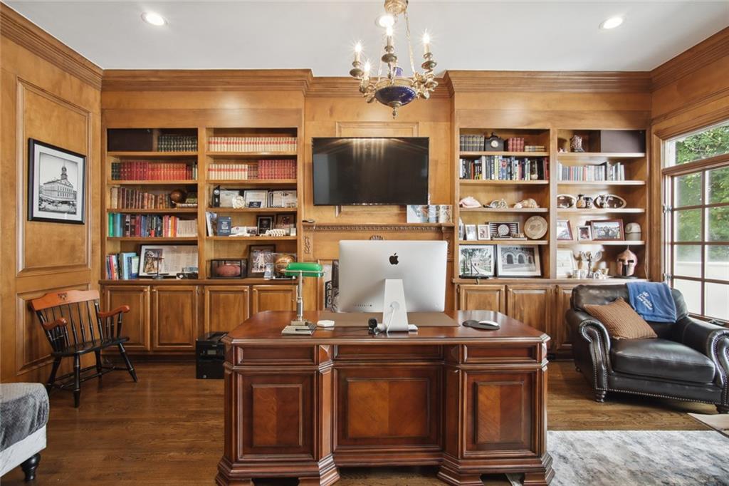 2760 Carmon On Wesley NW