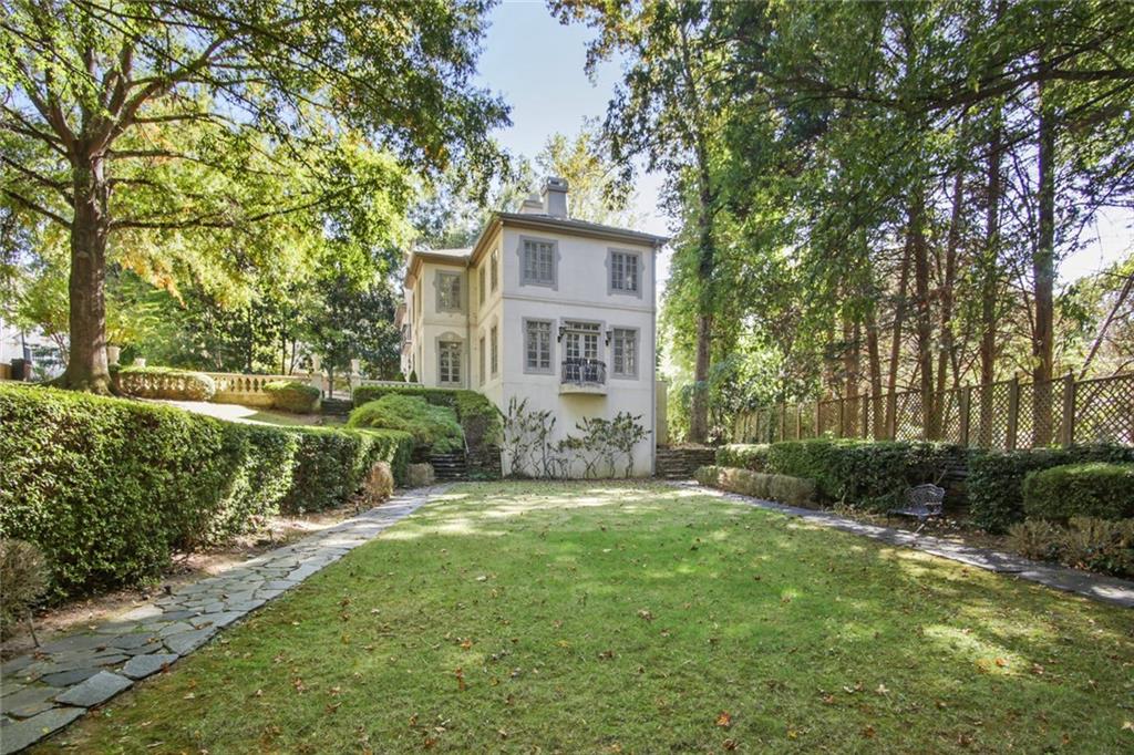 2760 Carmon On Wesley NW