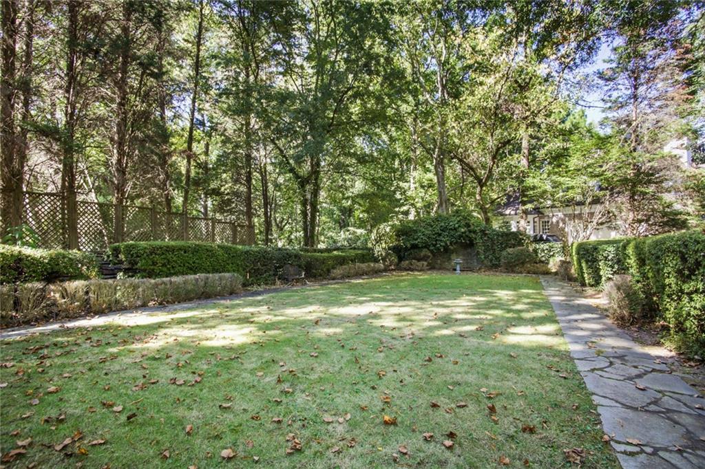 2760 Carmon On Wesley NW