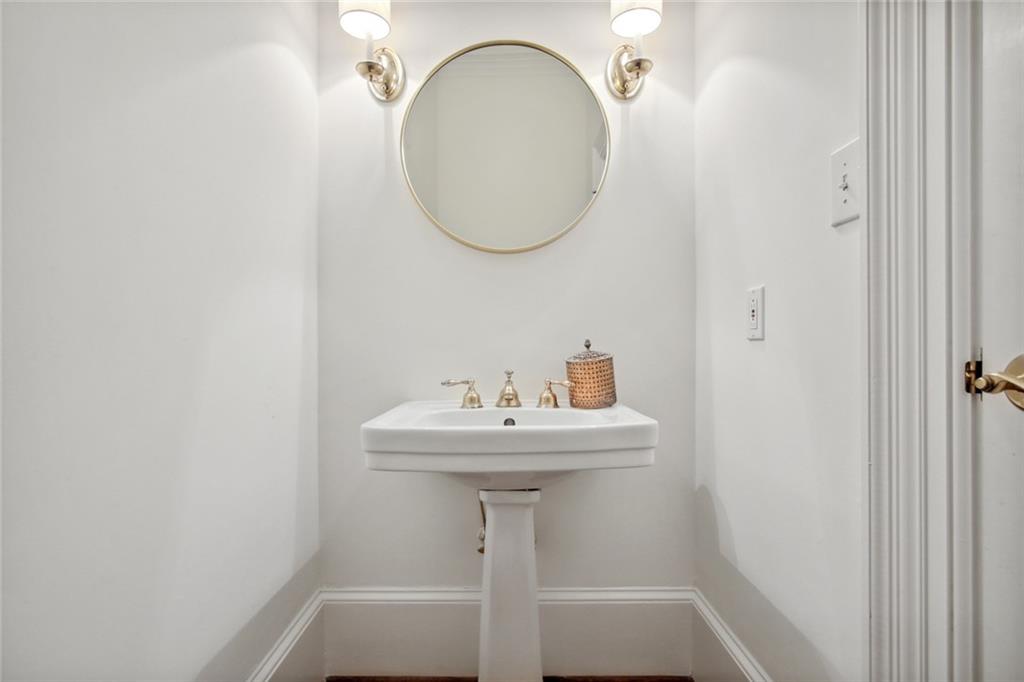 2770 Carmon On Wesley NW