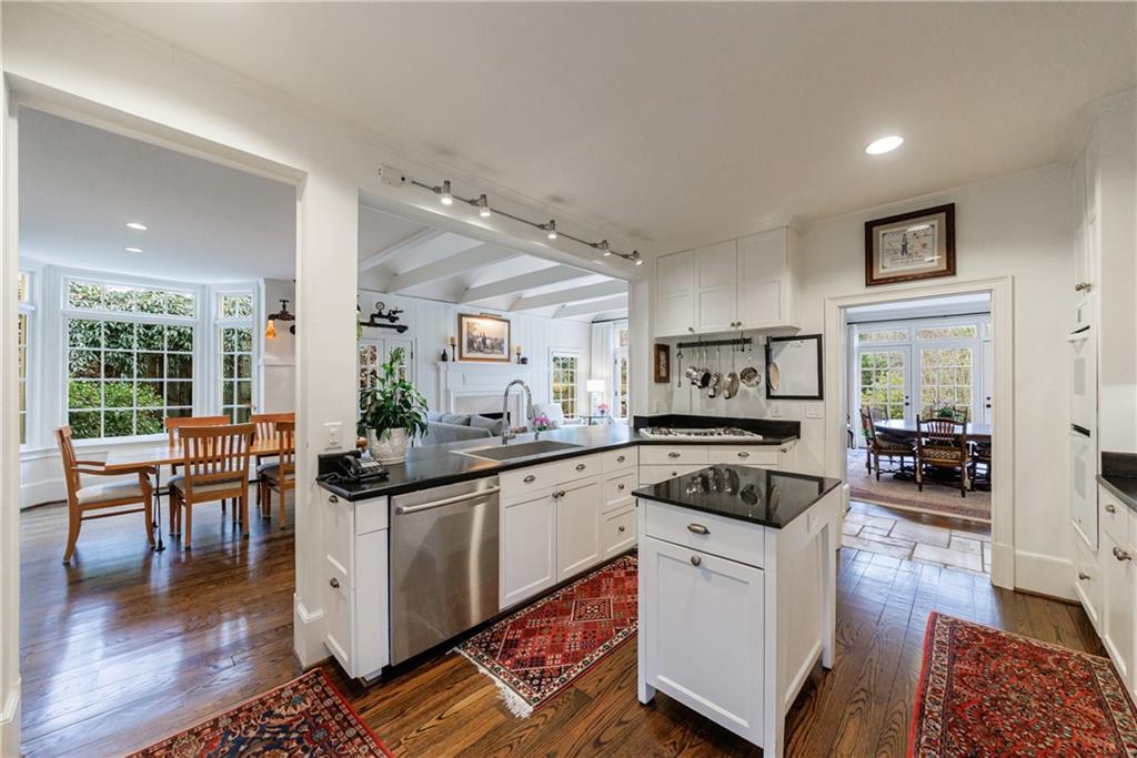 3302 W Andrews Drive NW