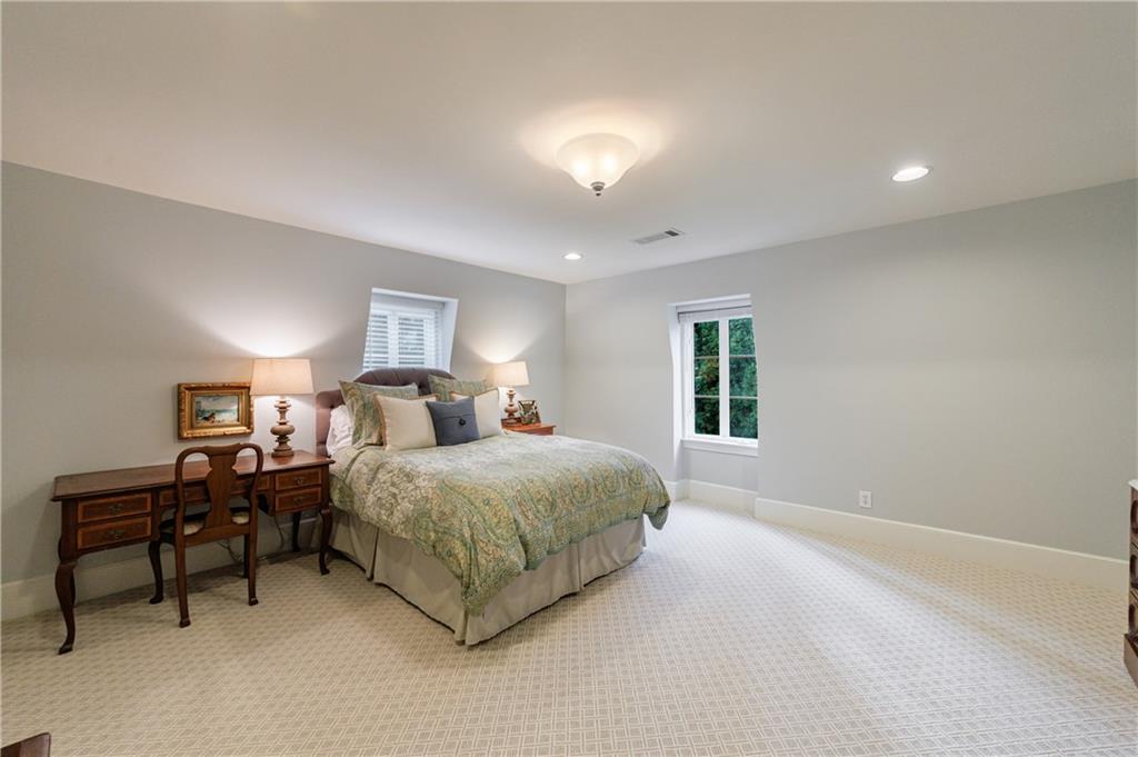 3302 W Andrews Drive NW