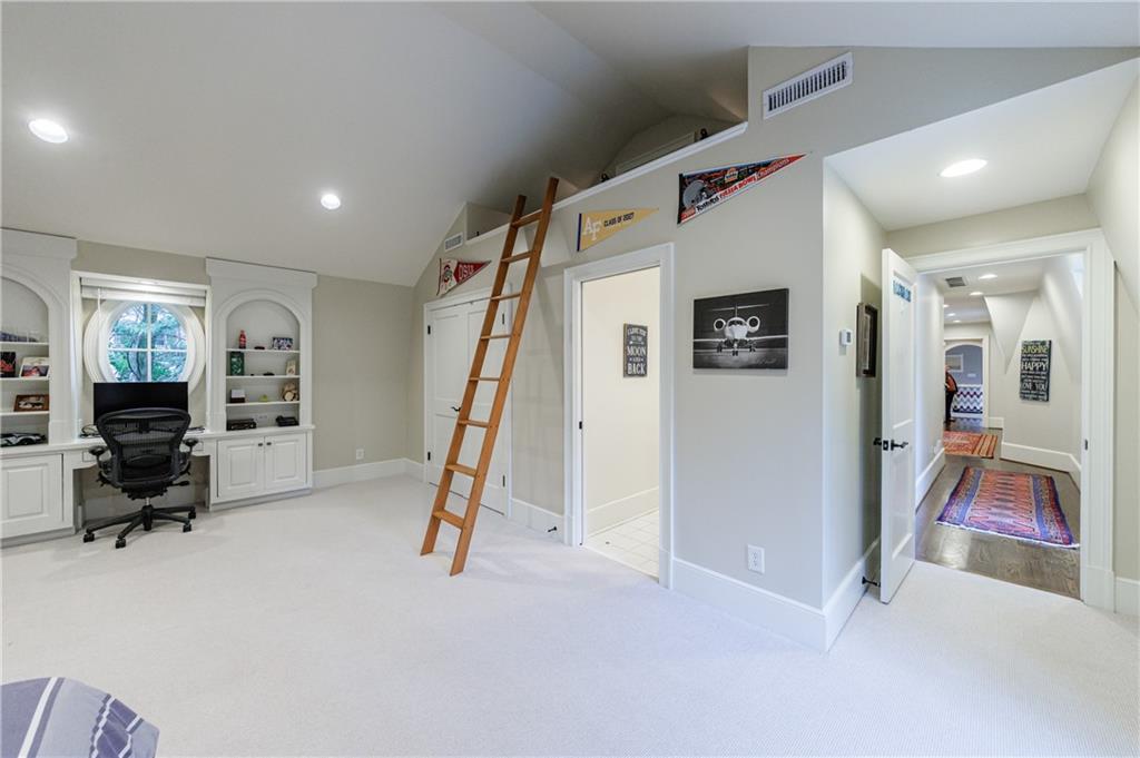 3302 W Andrews Drive NW