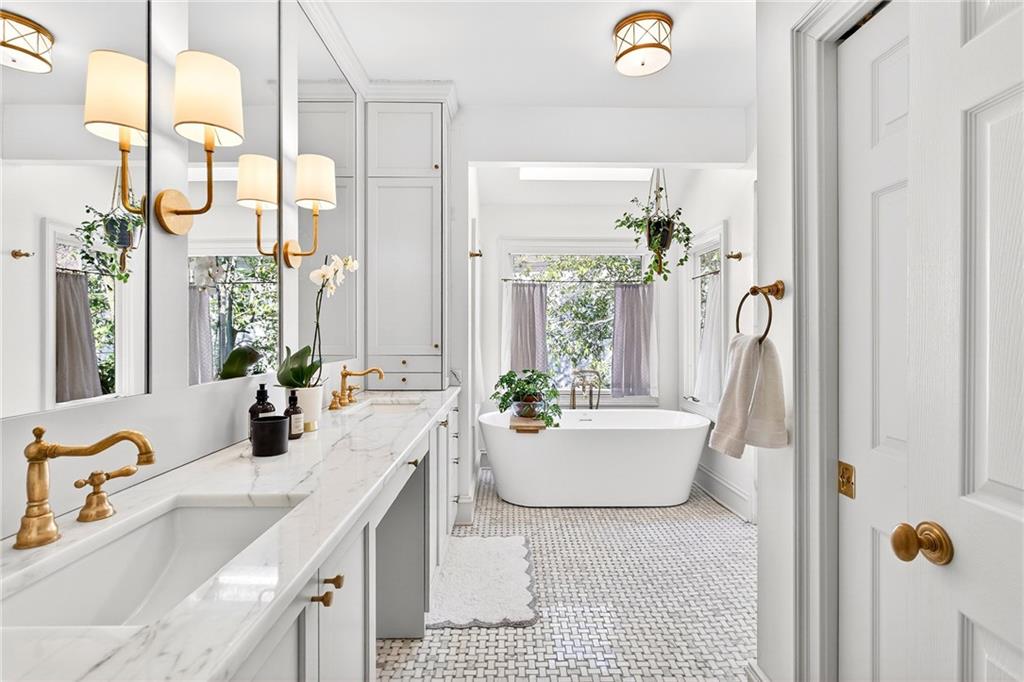 3642 Mayfair Road NE