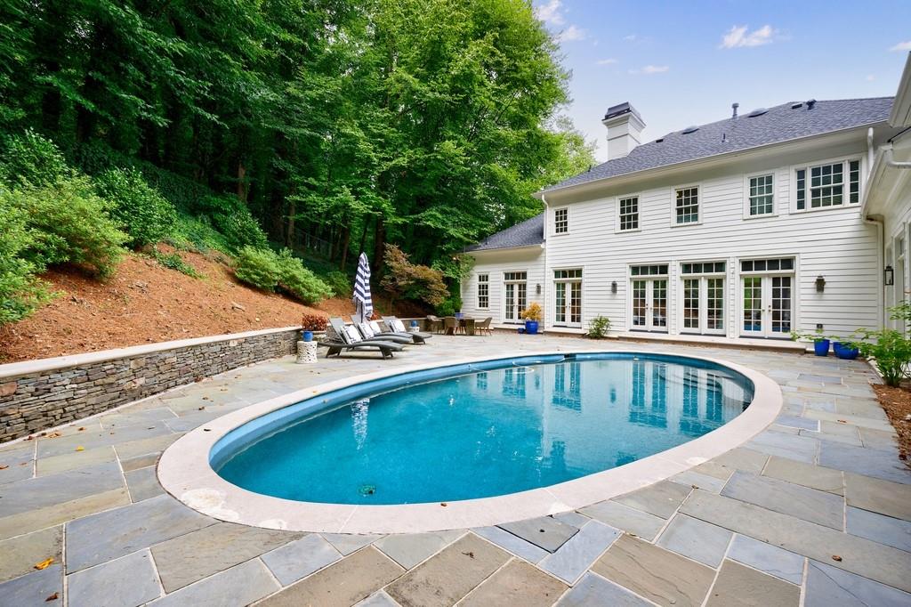 25 Asheworth Court NW