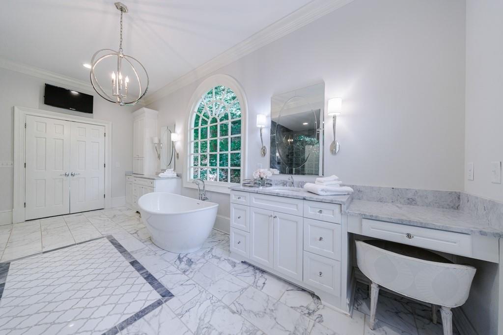 25 Asheworth Court NW