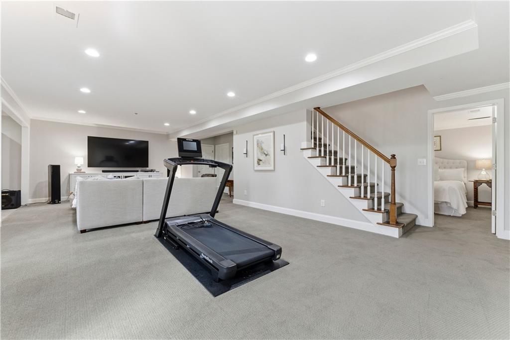 633 Longwood Drive NW