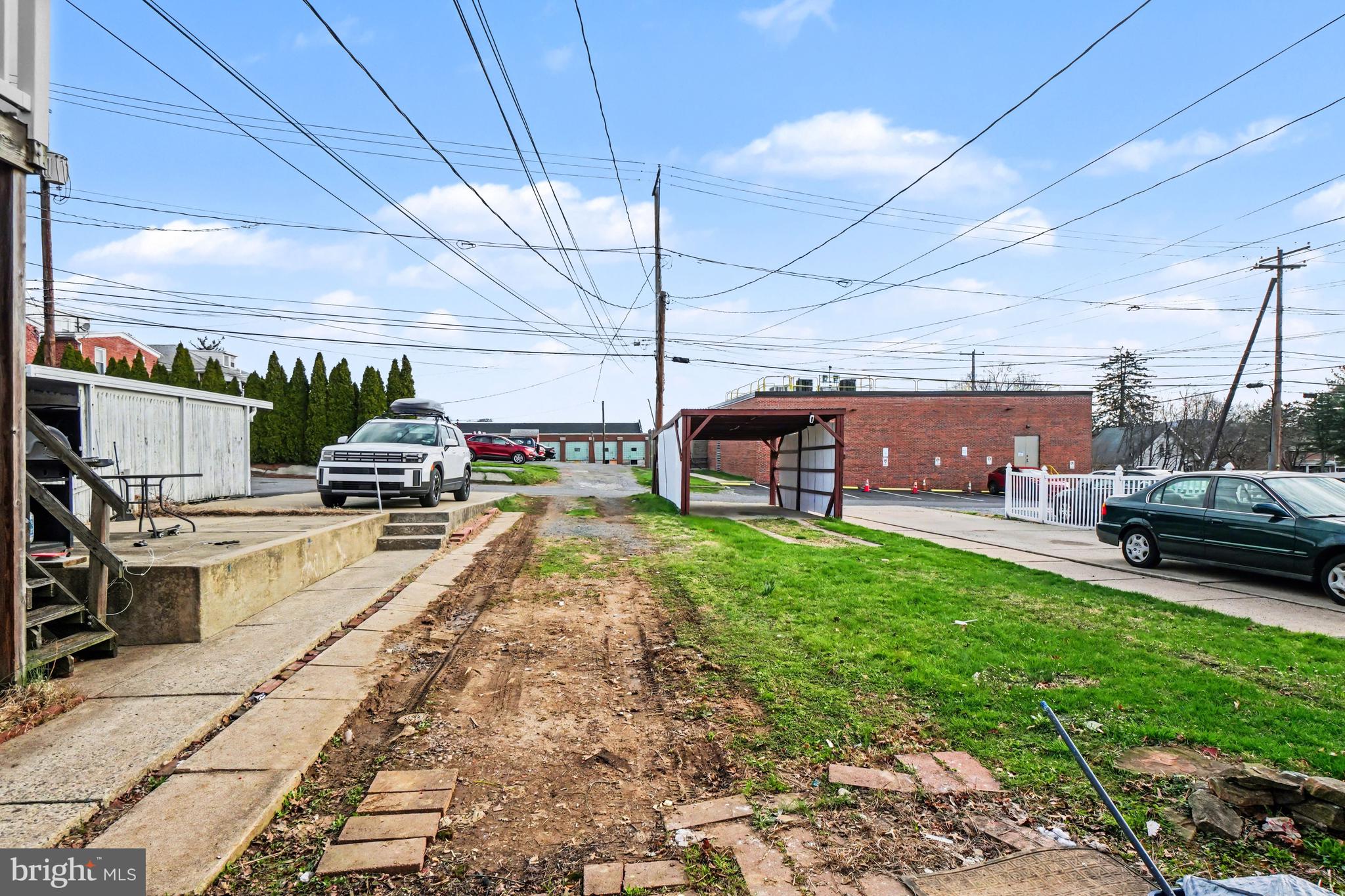 225 W LANCASTER AVENUE