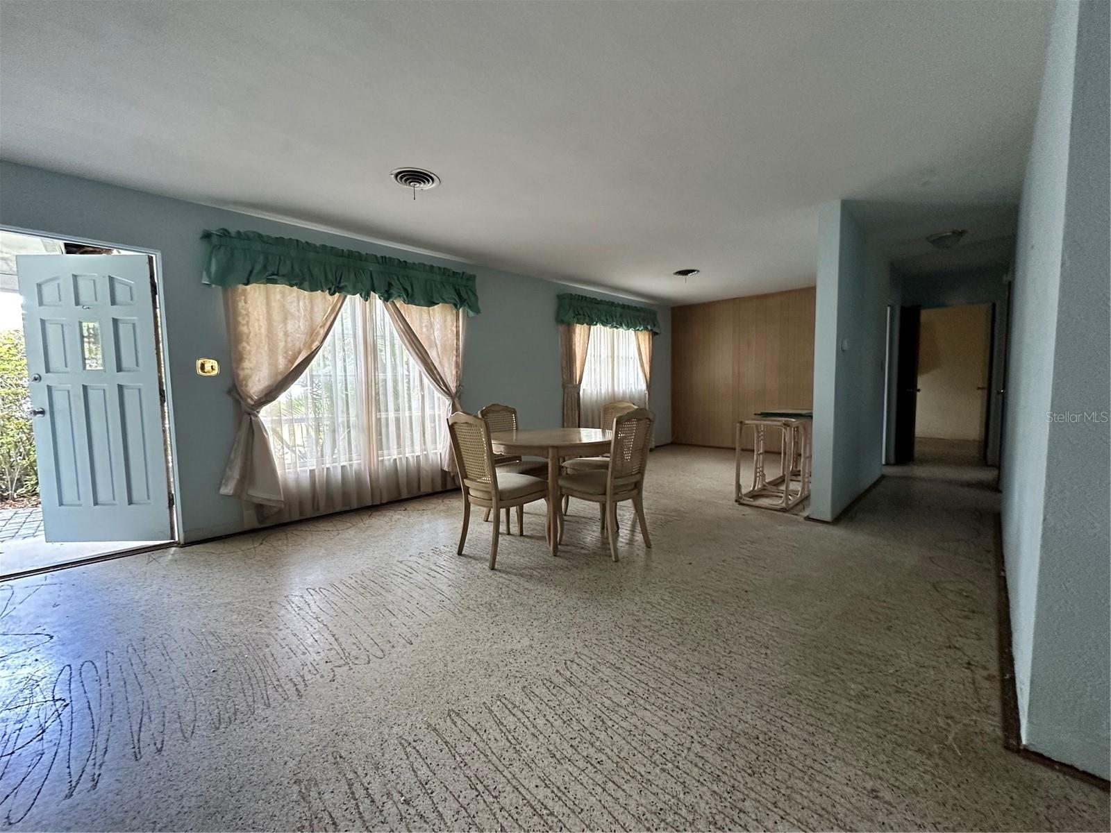 459 BAYVIEW DR NE
