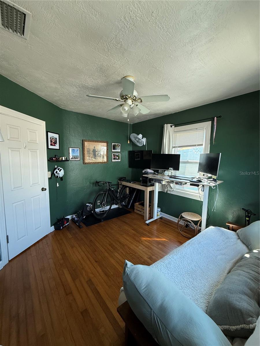 145 NE LINCOLN CIR N