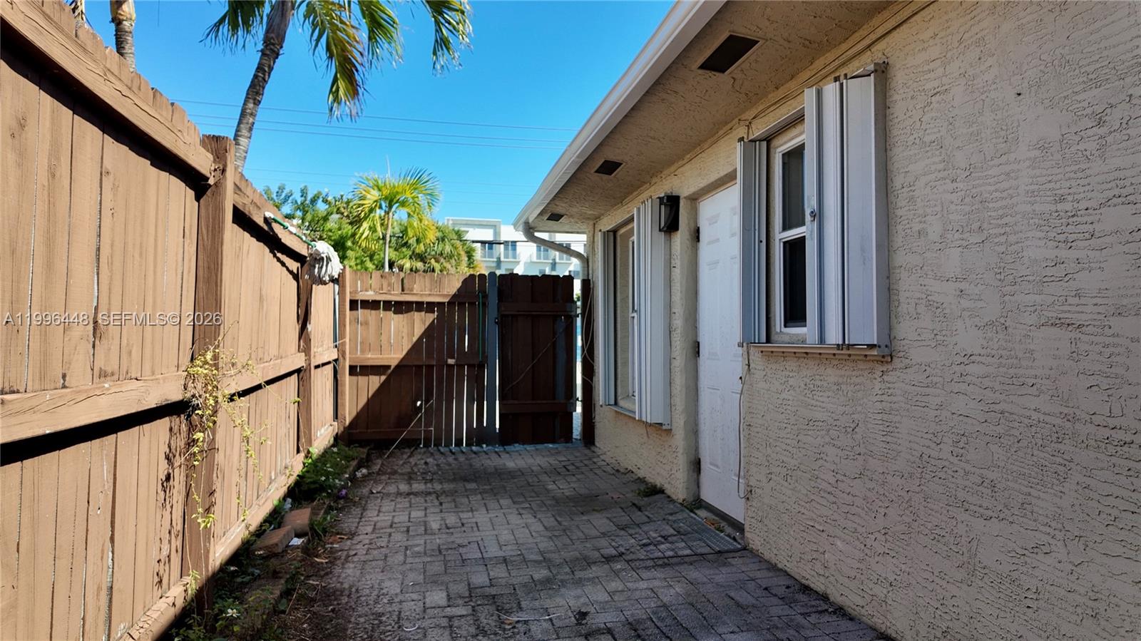 1021 N Victoria Park Rd # 1 Unit: #1