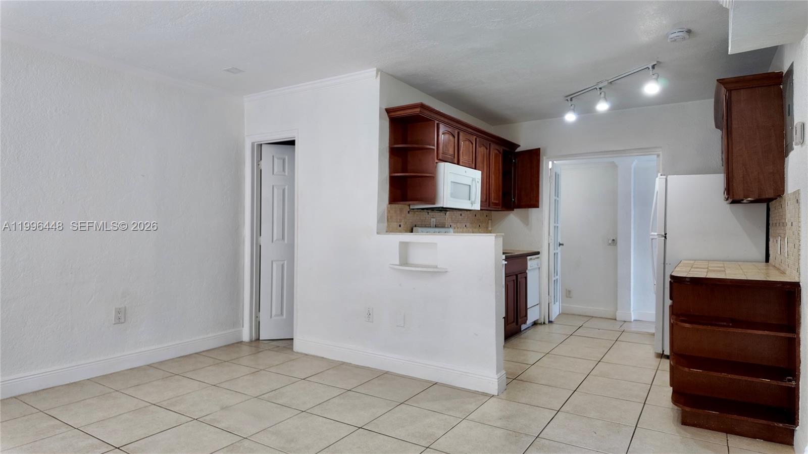 1021 N Victoria Park Rd # 1 Unit: #1