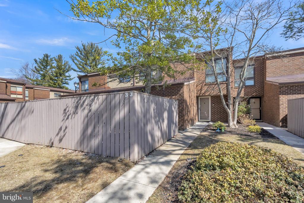 33 Farmhouse Ct #E