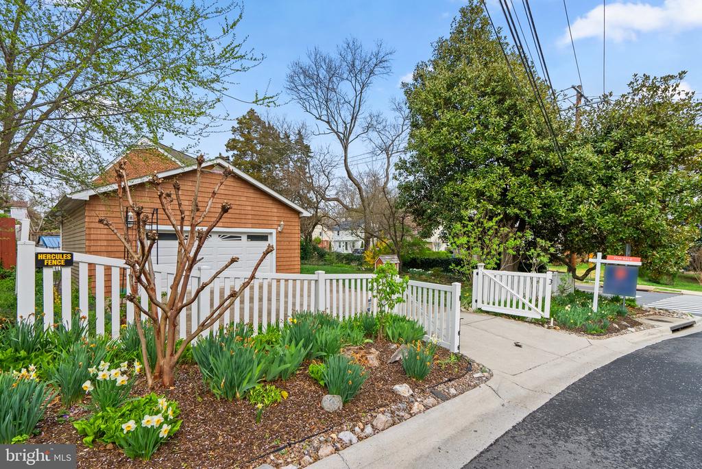 2401 Hayden Dr