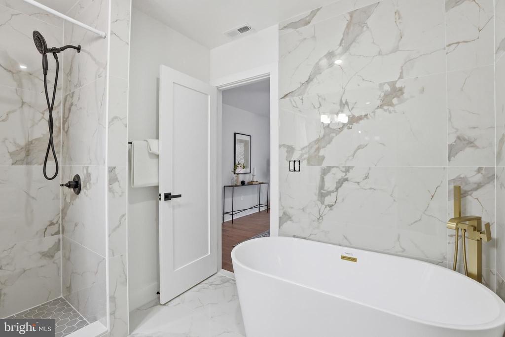 413 WILLIAMSBURG DRIVE