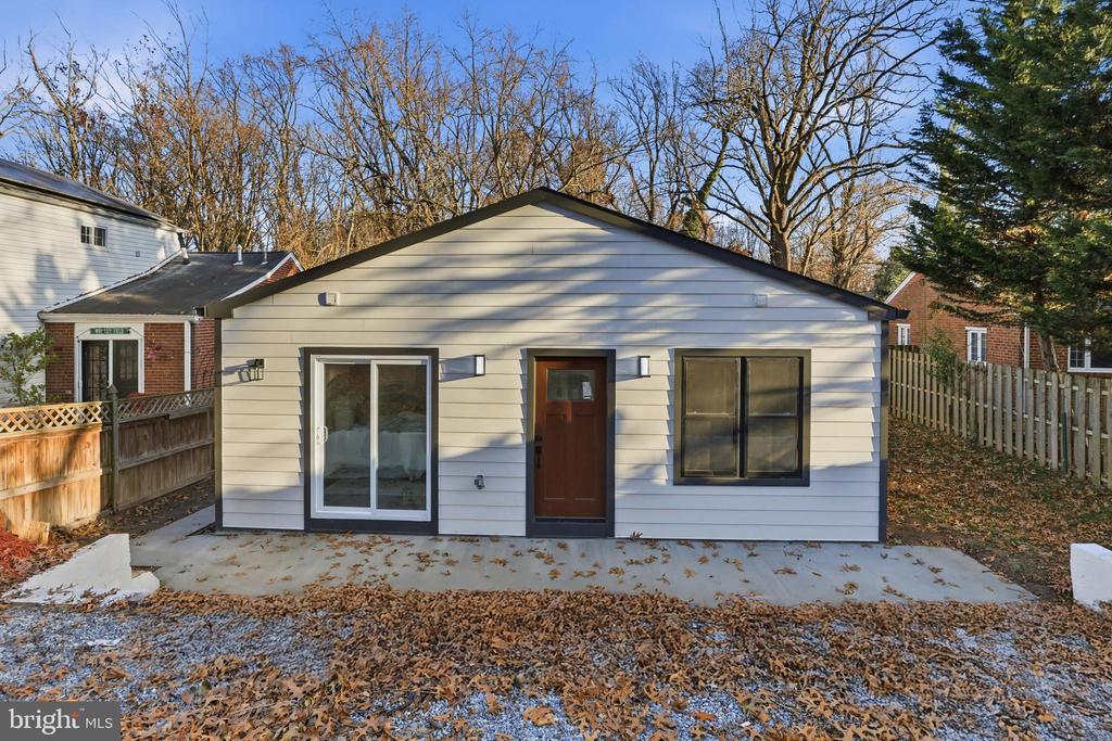 413 WILLIAMSBURG DRIVE