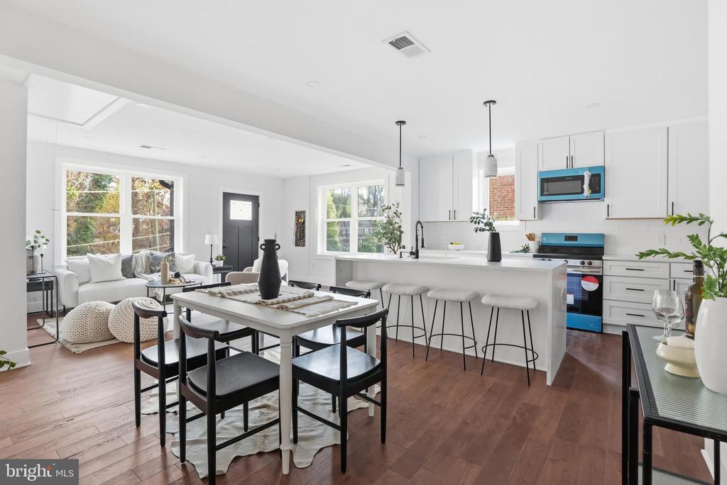 413 WILLIAMSBURG DRIVE