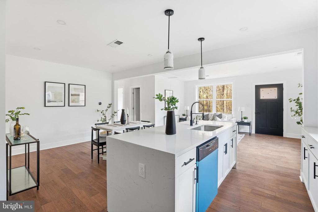 413 WILLIAMSBURG DRIVE