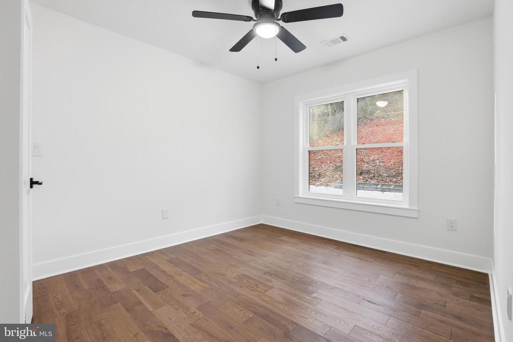 413 WILLIAMSBURG DRIVE