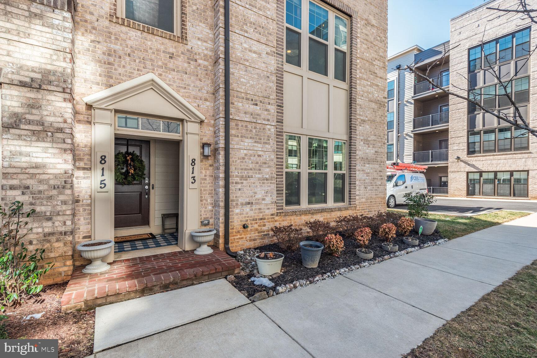 813 ROCKWELL AVE #813