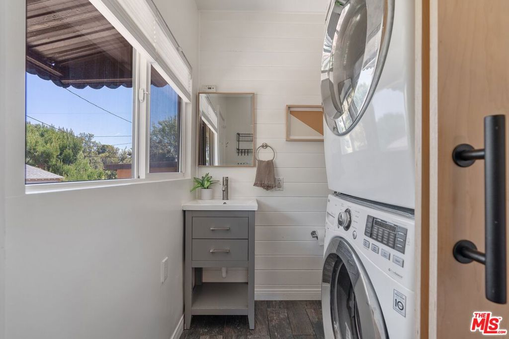 422 E Fairview Boulevard