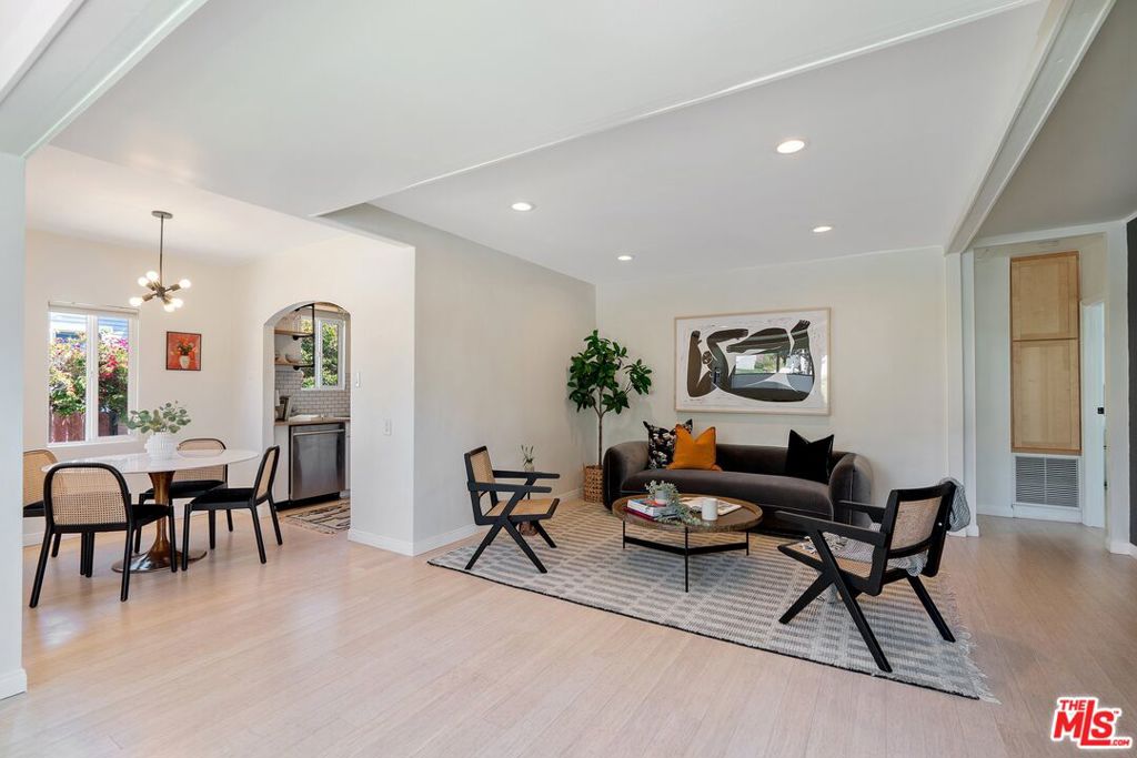 422 E Fairview Boulevard