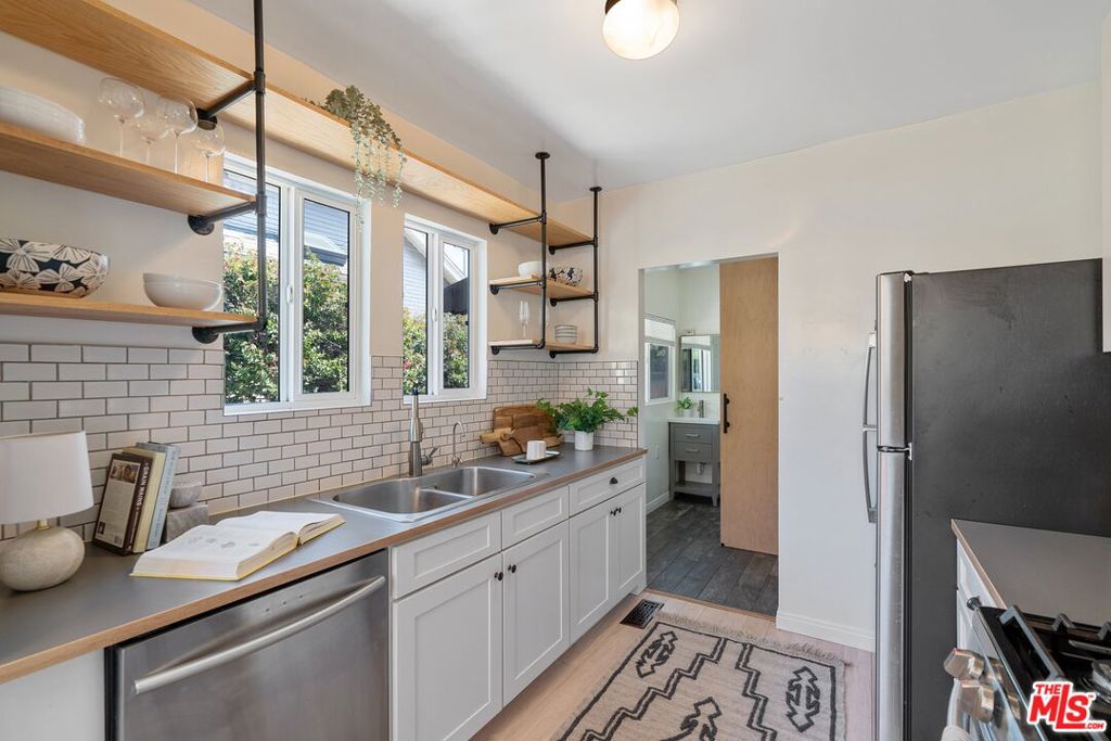 422 E Fairview Boulevard