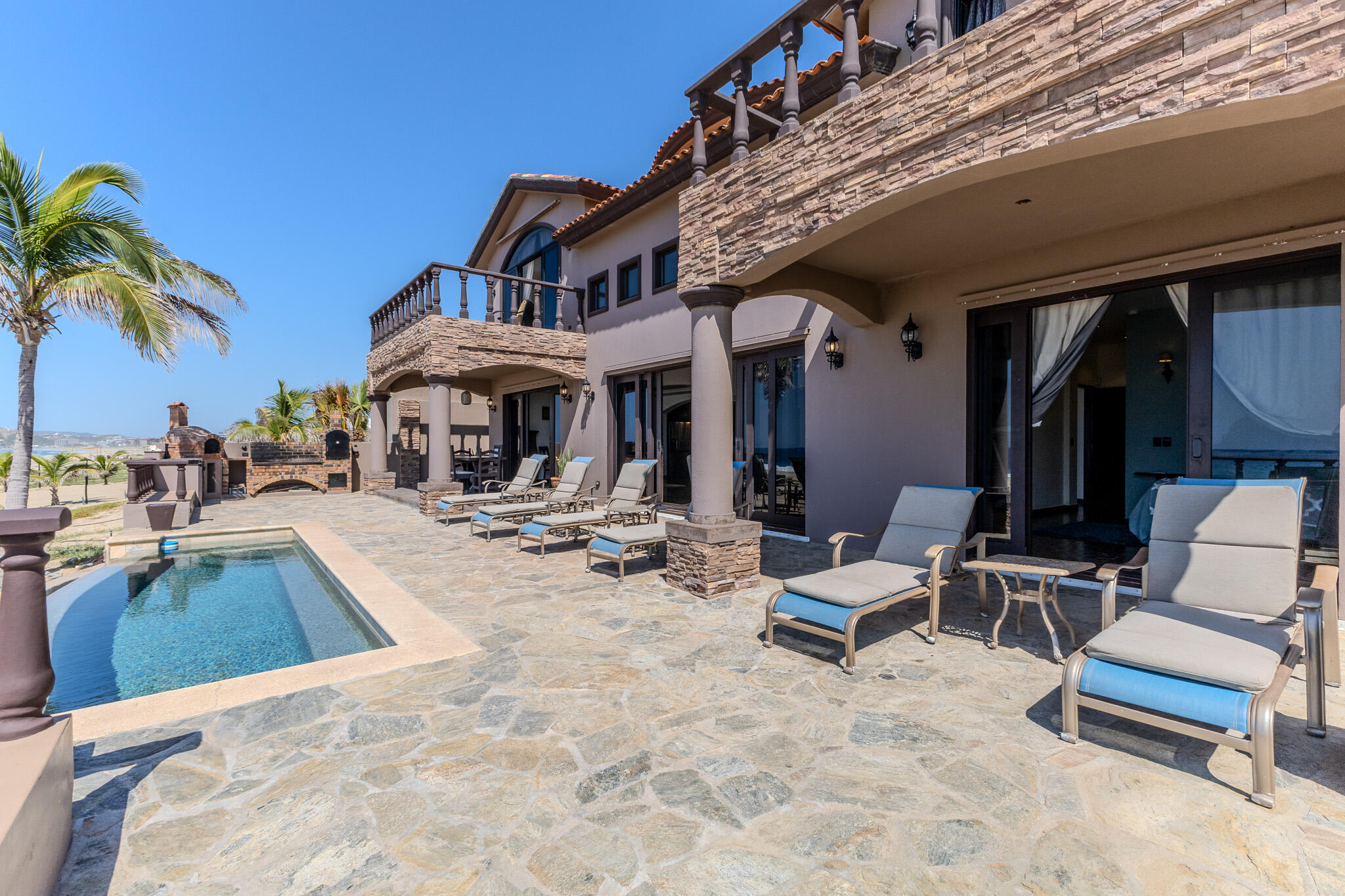 Villa Piazza Beachfront