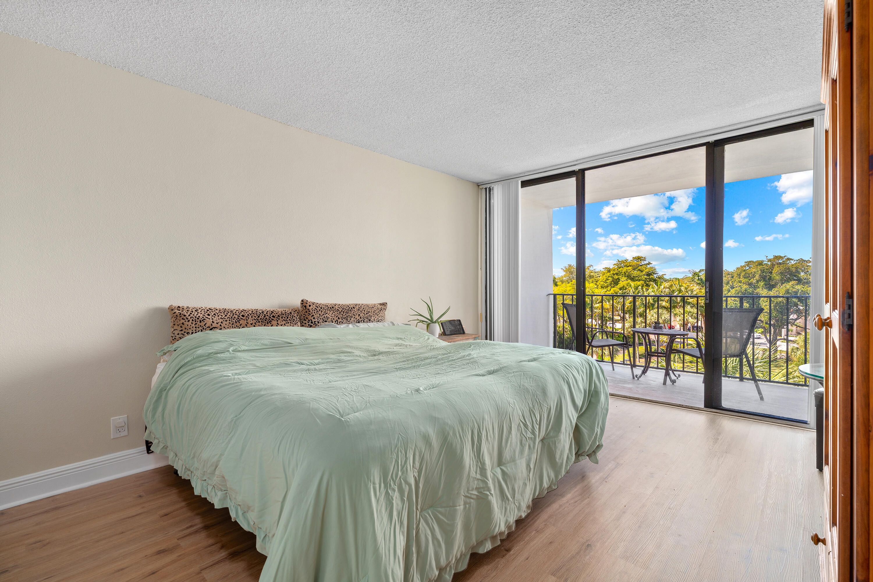 1830 Embassy Drive 502, West Palm Beach Unit: 502