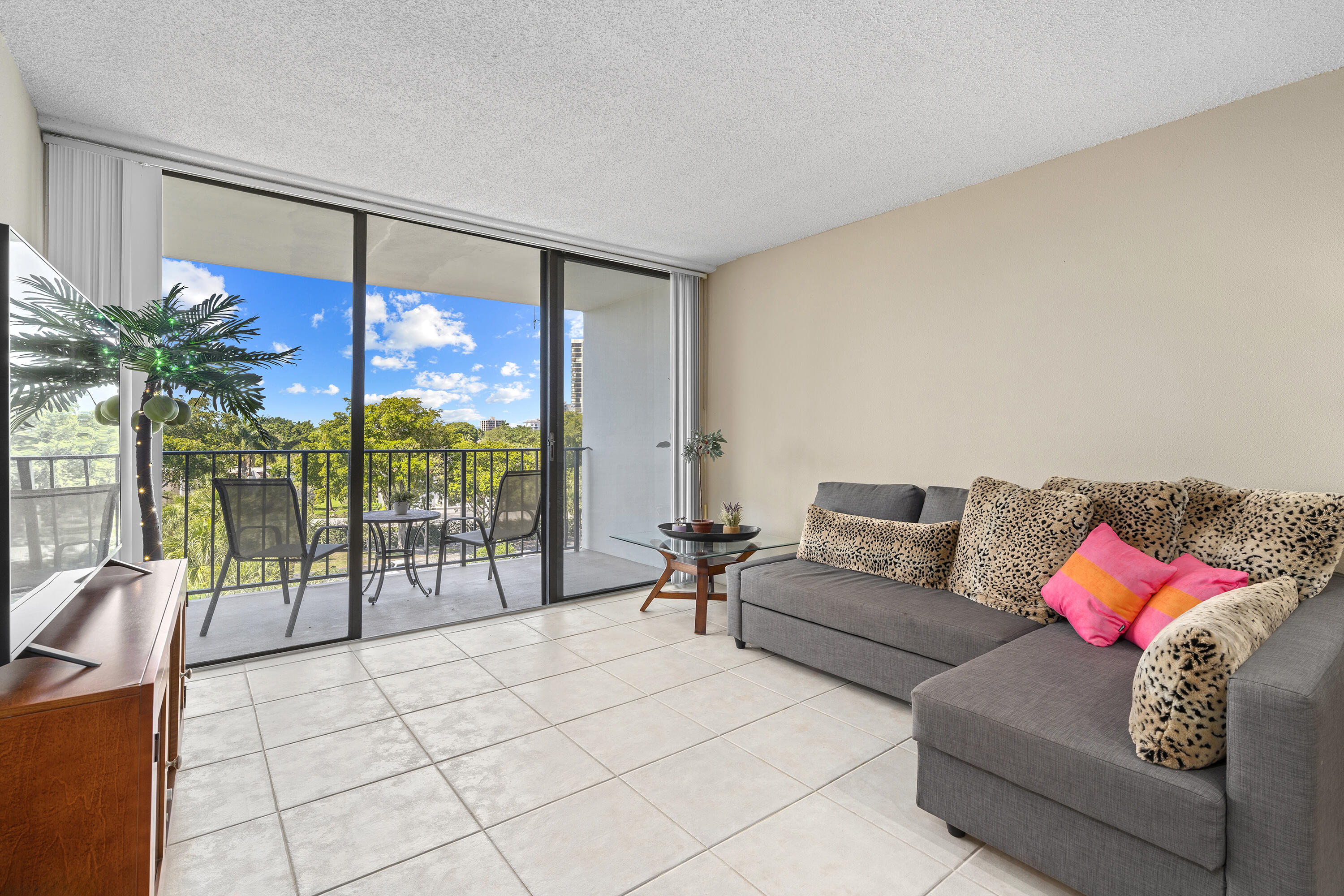 1830 Embassy Drive 502, West Palm Beach Unit: 502