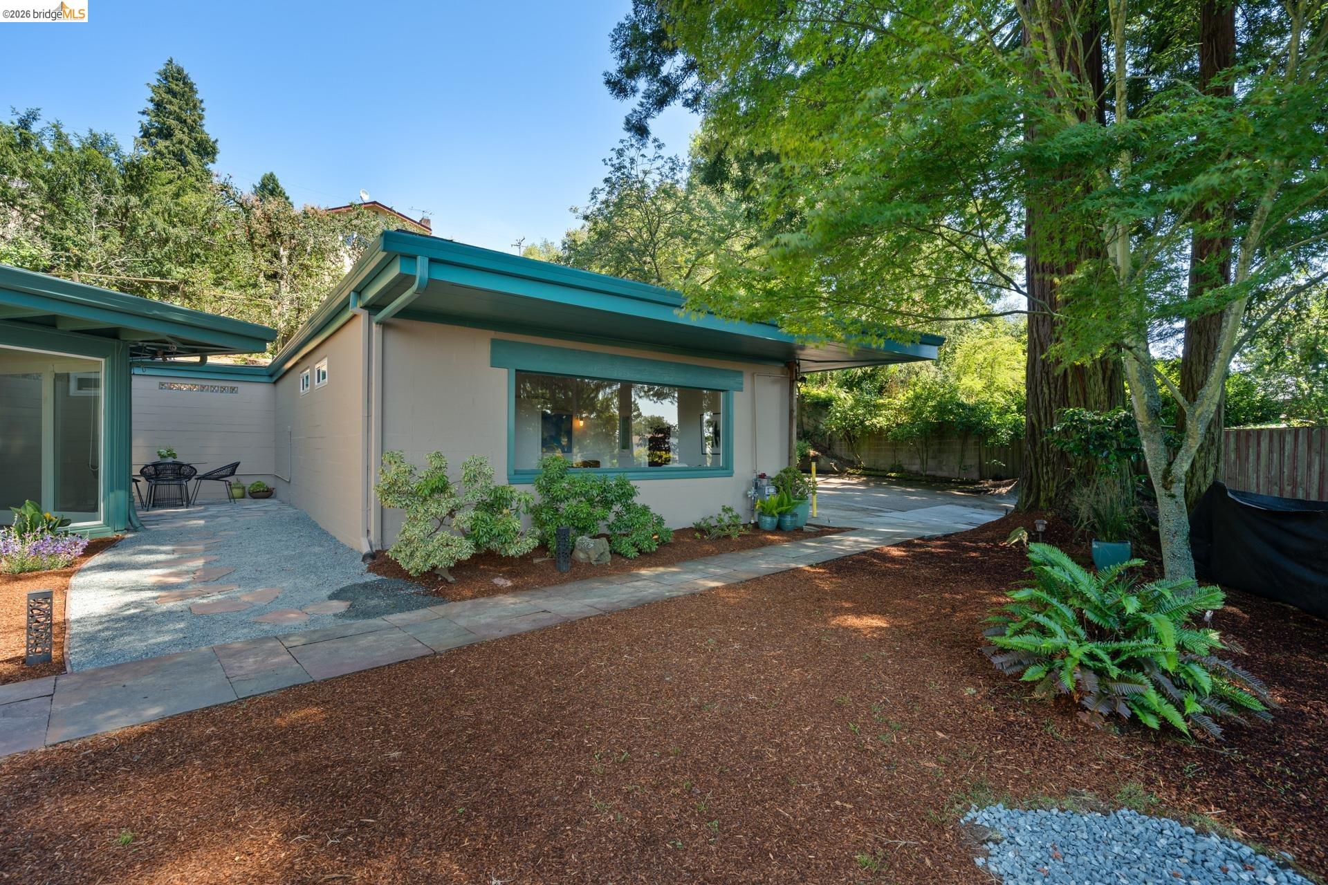 100 Avenida Drive