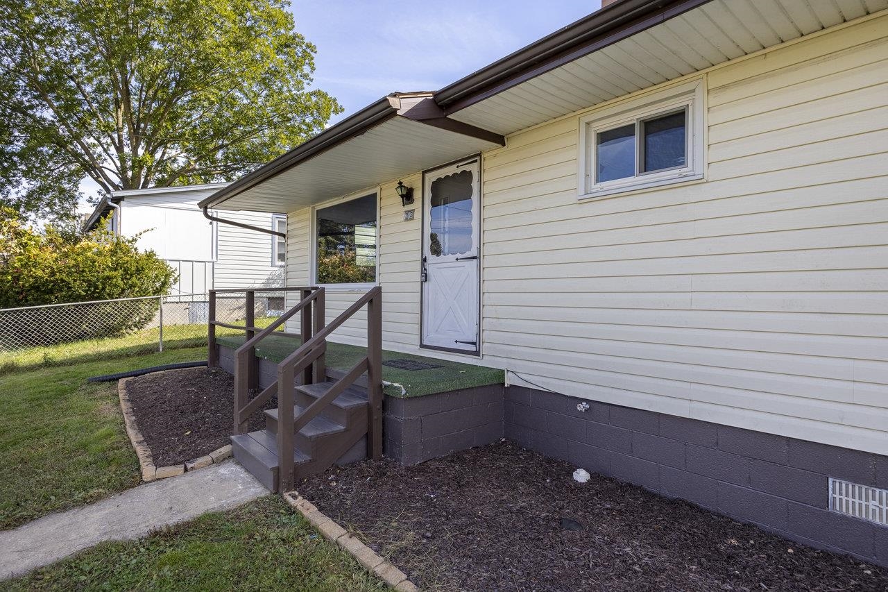 213 W WASHINGTON AVE