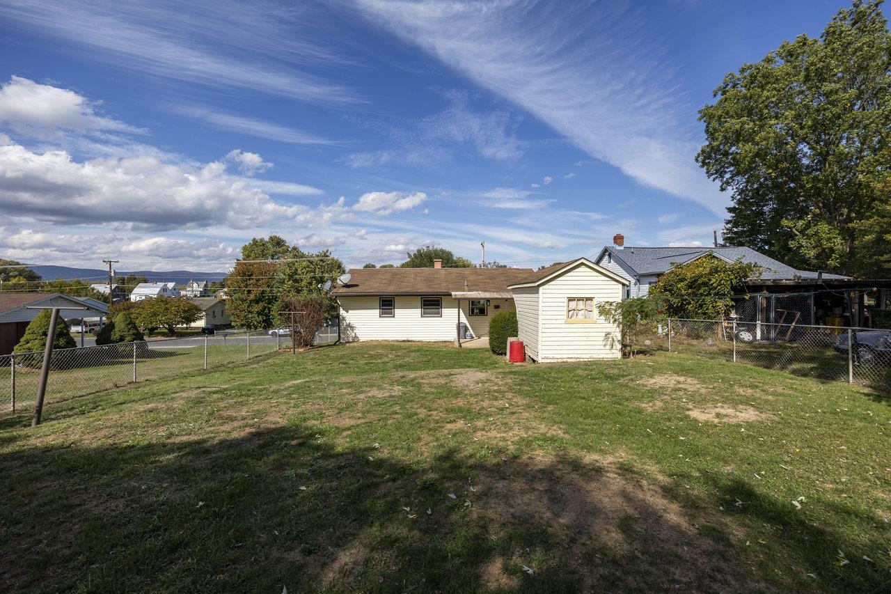 213 W WASHINGTON AVE