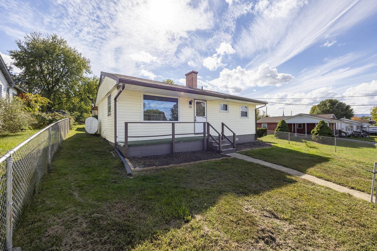 213 W WASHINGTON AVE