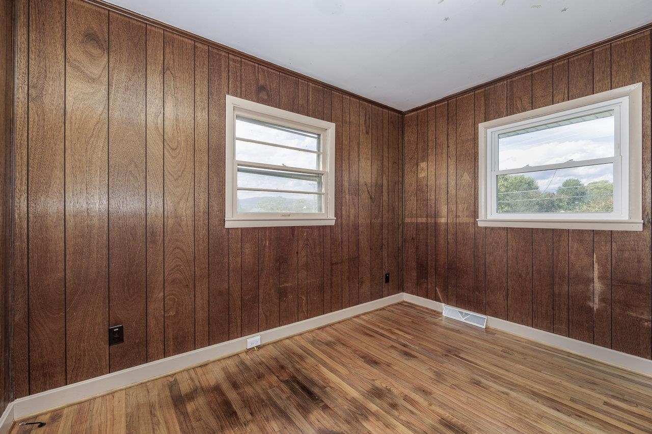 213 W WASHINGTON AVE