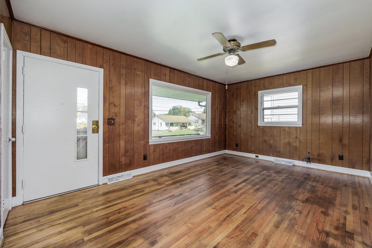 213 W WASHINGTON AVE