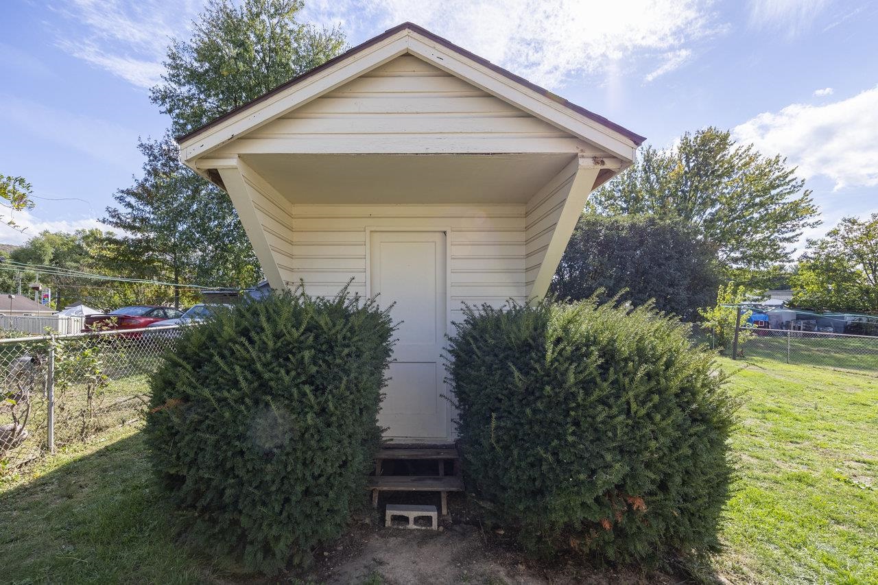 213 W WASHINGTON AVE