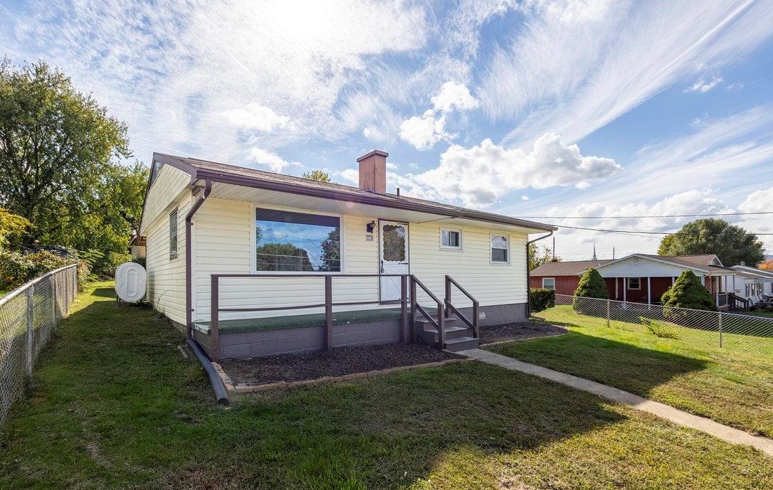 213 W WASHINGTON AVE