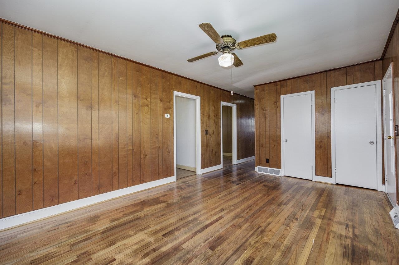 213 W WASHINGTON AVE