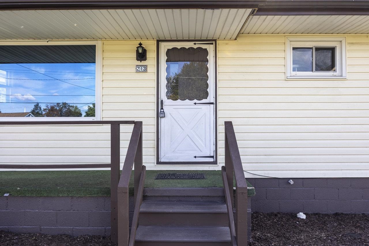 213 W WASHINGTON AVE