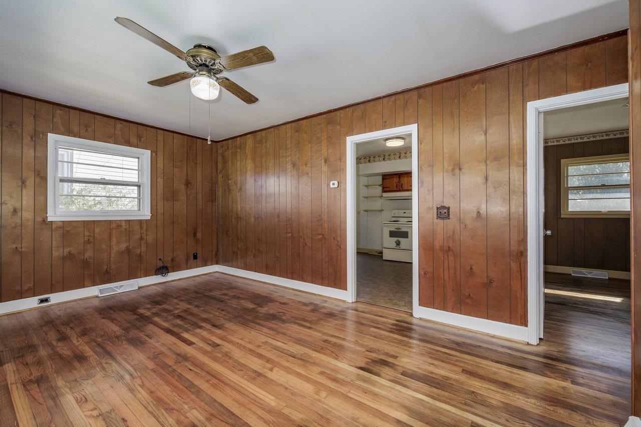 213 W WASHINGTON AVE