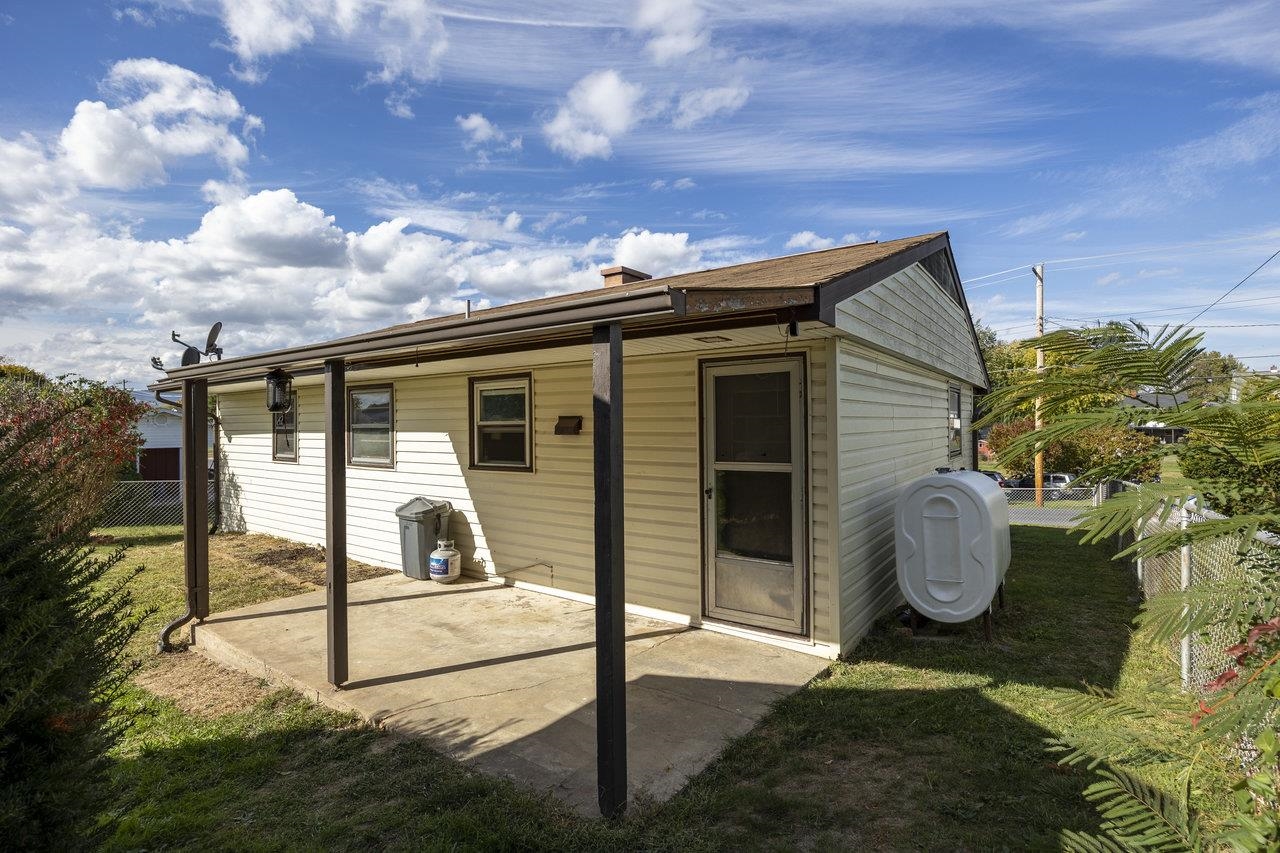 213 W WASHINGTON AVE