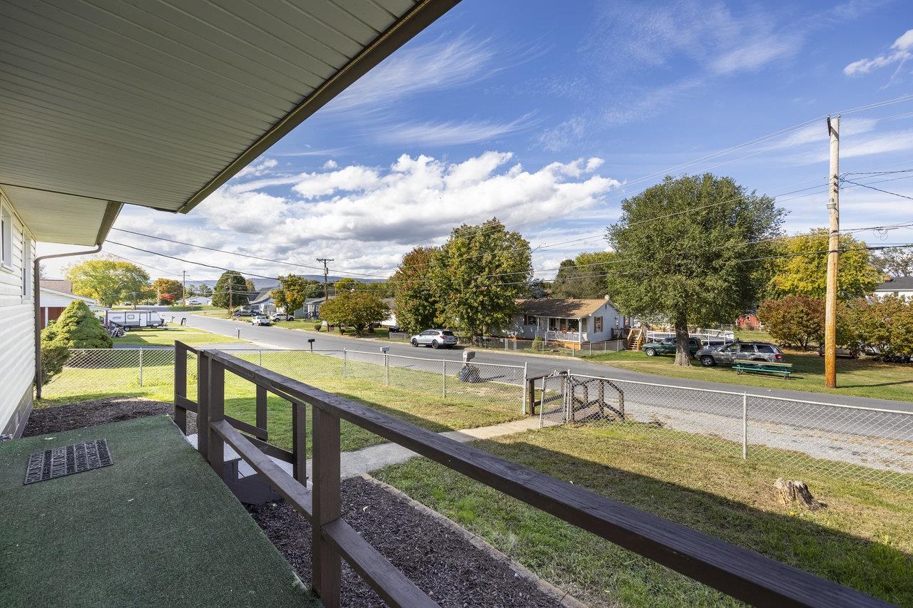 213 W WASHINGTON AVE