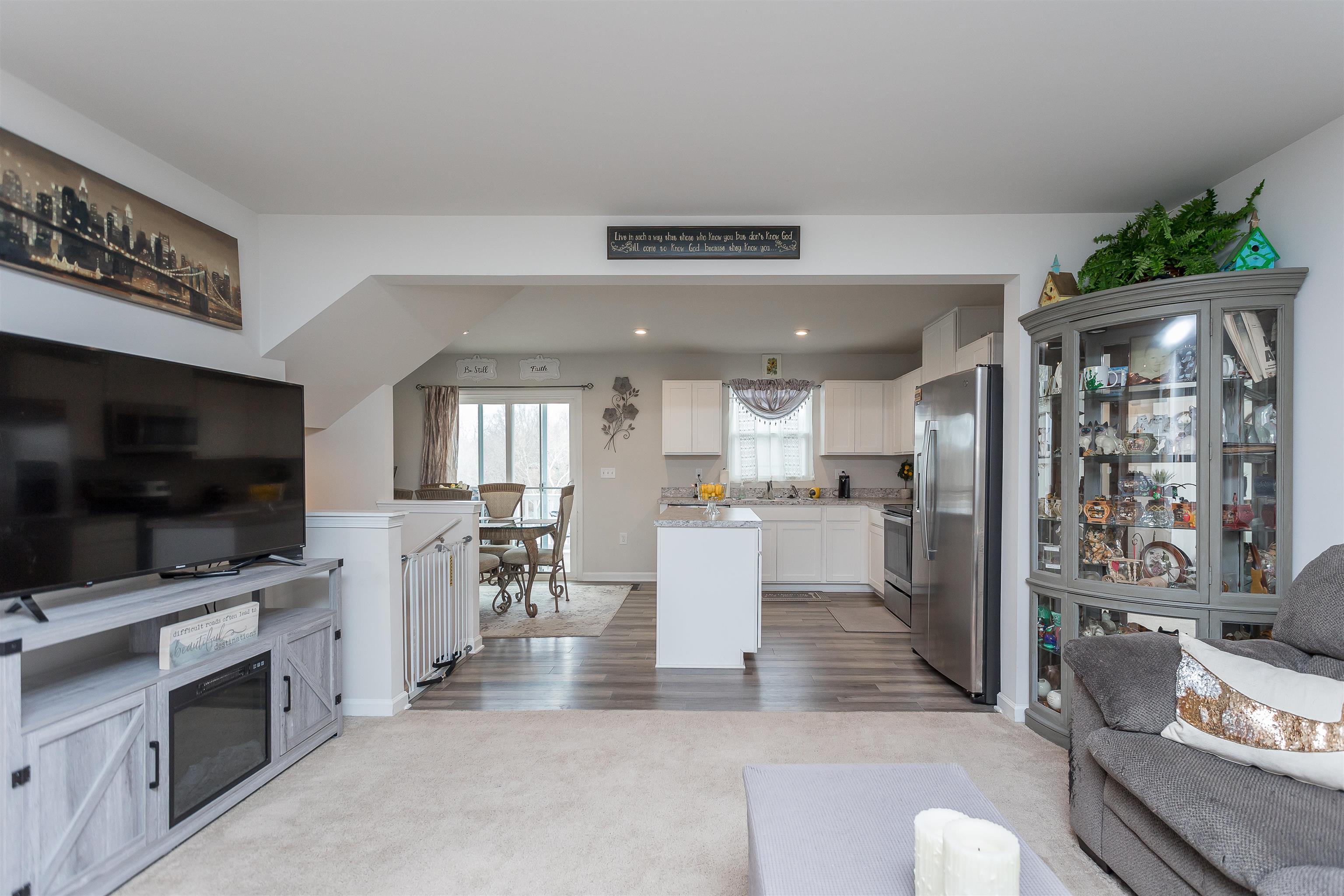 828 CARSON CIR