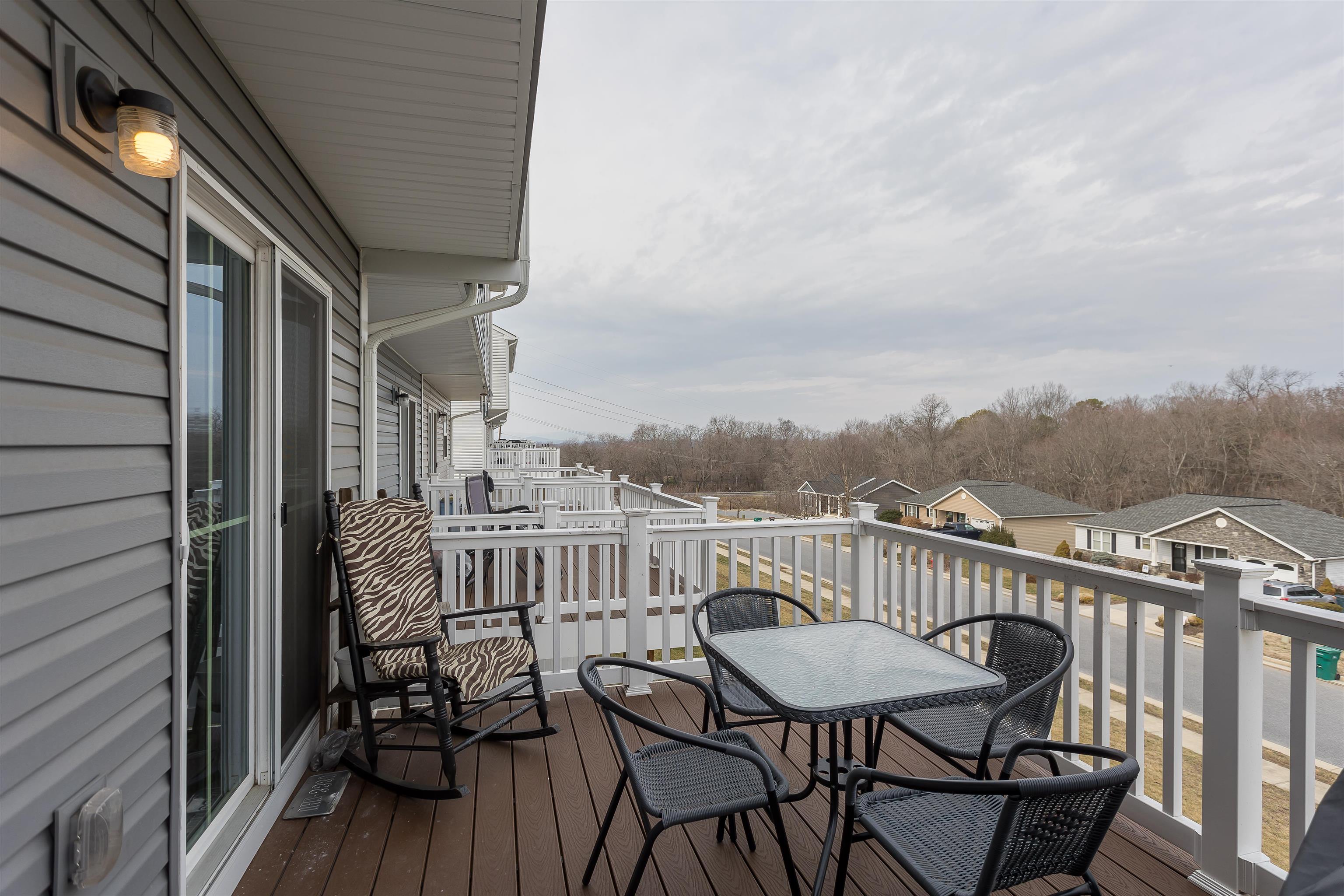 828 CARSON CIR