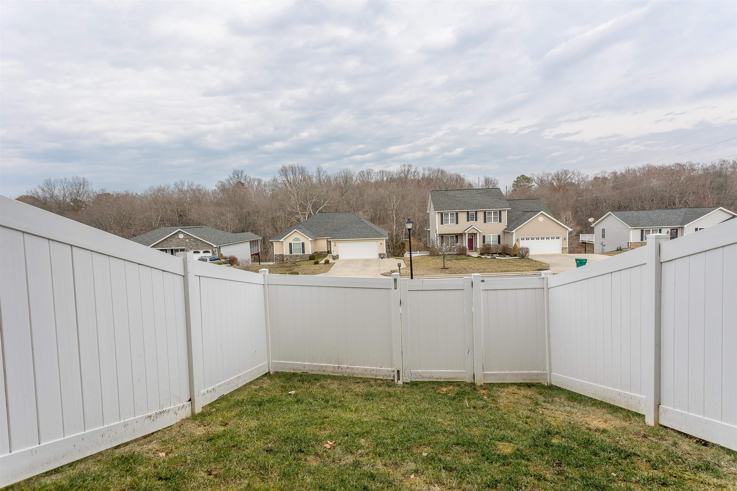 828 CARSON CIR